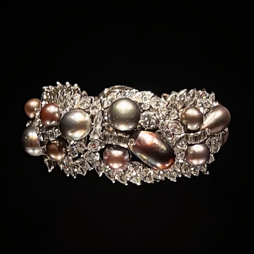 armband med svarta pärlor