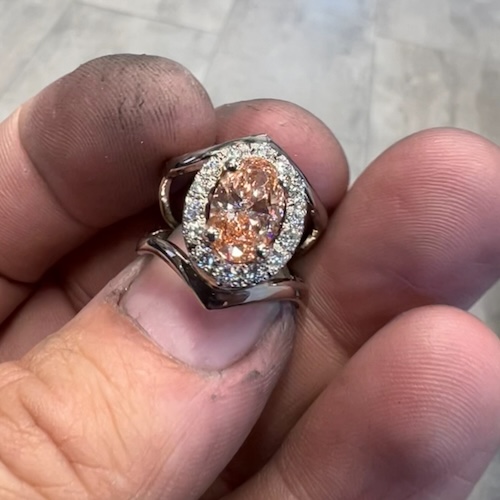 vitguldring med rosa diamant