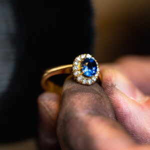 ring med blå sten från månandens guldsmed september
