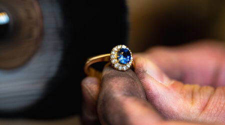 ring med blå sten från månandens guldsmed september