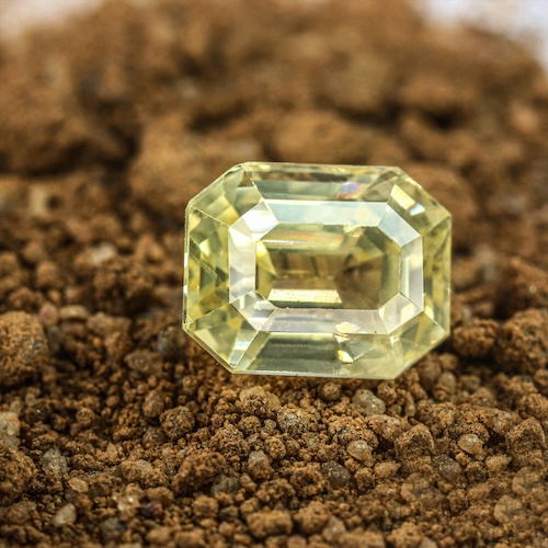 vacker gul safir