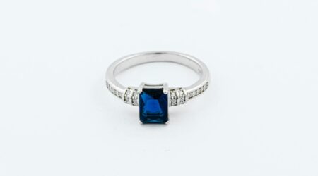 ring i vitguld med blå safir