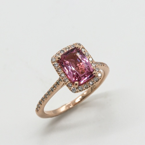 guldring med rosa safir