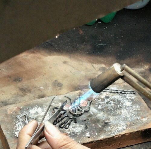 En guldsmeder löder