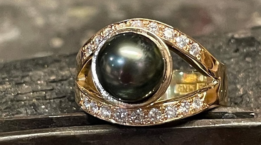 Ring med pärla från Guldmakeriet