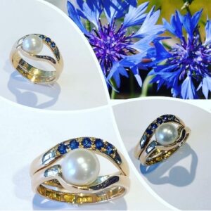 ring med blå stenar och pärla