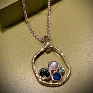 halsband med ädelstenar