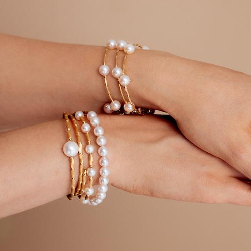 armband i guld och pärlor