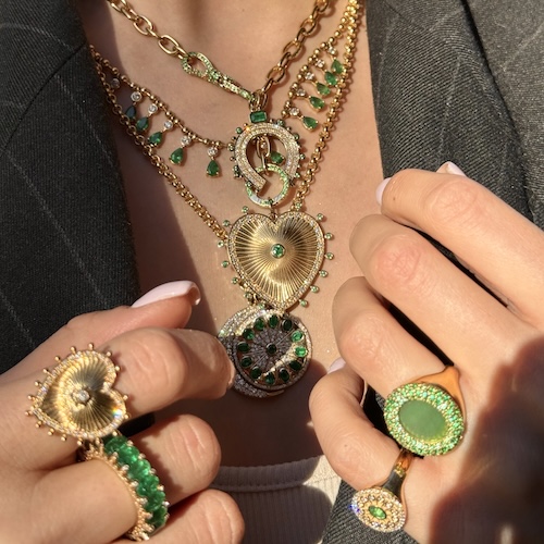 Fantastiska smycken i guld och grönt.