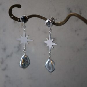 hängande örhängen med pärlor och stjärna