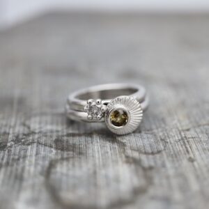 två ringar i vitguld av Hilda Lancing