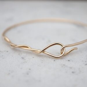 tunn armring i guld av Guldsmed Lancing