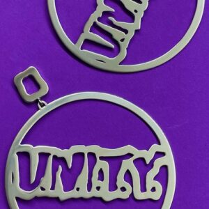 Örhängen i silver med texten unity