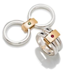 Anette Heymanns vändbara ringar i silver med guld.