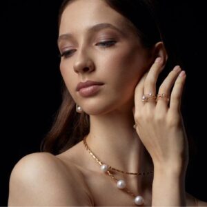 Yana Nesper, Tyskland, gör pärlsmycken med både snygg och fiffig design som tillåter dig att använda ett smycke på flera olika sätt, som till exempel hals/armbandet som du kan vira runt hals eller armled och som fästs med en magnetisk vajer.