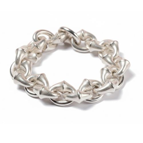 Georg Schillers ”Affinity Bracelet”. Dess distinkta signatur och de precisa, accentuerade detaljerna som gav armbandet ett modernt uttryck vann juryns gillande.