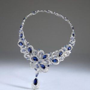 Det vinnande bidraget i kategorin High Jewelry of the Year: Det Milanobaserade juvelhuset Krisonias collier i vitt guld med safirer och diamanter. Ett perfekt exempel på klassisk high jewelry tyckte juryn.