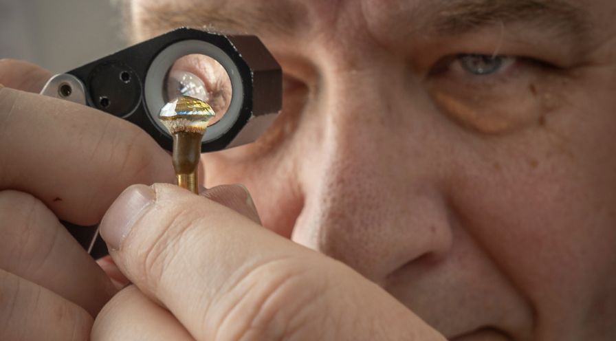 stenslipning ädelsten safir