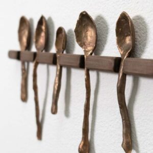 Skulpturalt metallarbete inspirerat av vardagsföremål
