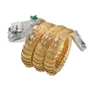 Bvlgari Serpenti Secret Watch i guld med smaragder och dimanter. Bvlgaris berömda Serpenti-design föddes1948 med just en secret watch, en armbands-klocka där urtavlan gömmer sig i ormens käftar. Foto Bvlgari.