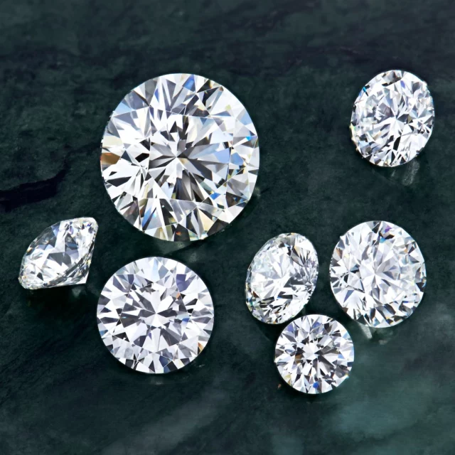 April = diamantens månad! 💎 💎  I samband med diamantens månad går nu flera ledande svenska branschorganisationer samman för att säkerställa konsumenttryggheten kring diamanter i Sverige. Detta gör de genom att tydligt belysa skillnaderna mellan naturliga och syntetiska diamanter. 💍  Läs mer på Aurumforum.se 📖  @smyckenochklockor 
@onlynaturaldiamonds 
@gemmologiska 
@guldsmedsmastarna  Foto: Leo Bieber för Natural Diamond Council.  #diamanter #syntetiskadiamanter #naturligadiamanter #smyckebranschen