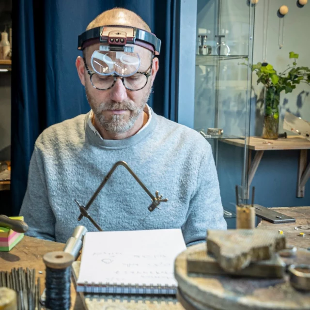 I dagens artikel lär vi känna guldsmed Thomas Everlund @thomaseverlund. 💍 Han är en klassiskt utbildad guldsmed som även läst konsthistoria och litteraturhistoria. I hans kollektioner kan man ana en vurm för punk- och modsperiodens estetik, men även av Fantomen. 🦸‍♂️  Vår senast artikel är ett samarbete med tidningen Tid & Smycken 📖
Läs den på aurumforum.se 😃  #aurumforum #smycken #guldsmide #guldsmed #tidochsmycken #fantomen #smyckesbranschen
