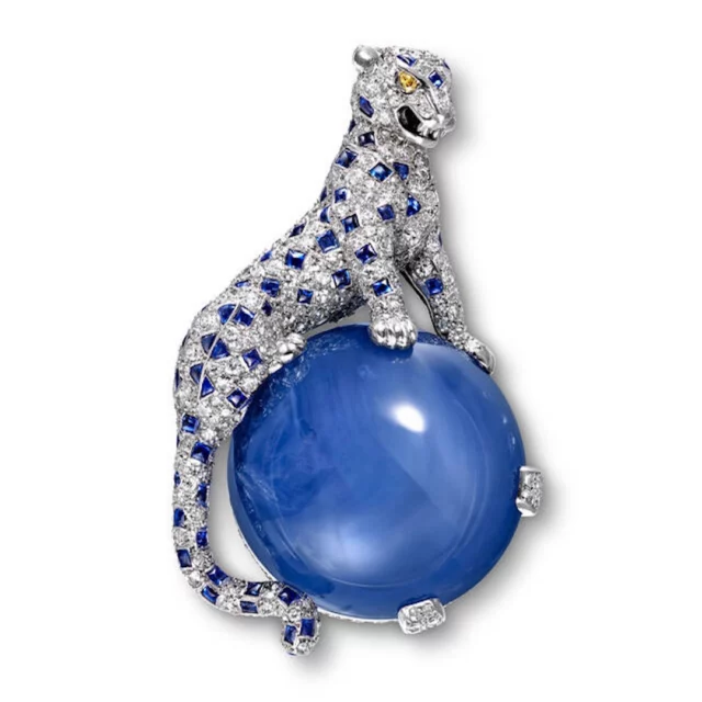 Cartier är extra aktuell just nu, med en utställning på V&A i London och en ny high jewelry-kollektion som presenterades i Stockholm 💍.  Vår skribent Kina Andersson @kinakristinaandersson har besökt båda – och bestämde sig för att kurera en miniutställning med sina Cartier-favoriter. 🤩 💎  Foto: Cartier.  #cartier #HighJewelry #exklusivasmycken #jewelry #smycken #ädelstenar #diamanter